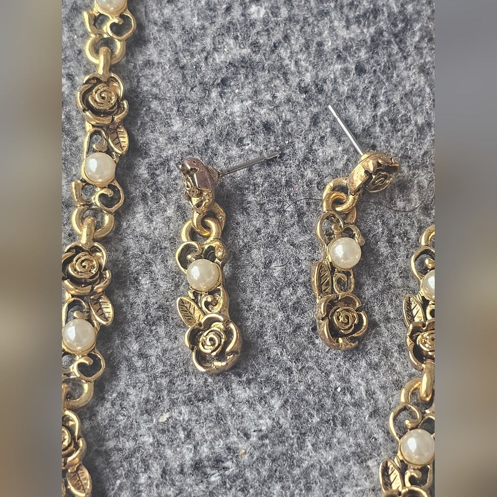 Pearls and roses earrings, necklace and bracelet 